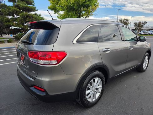 Used 2017 Kia Sorento AWD image 3