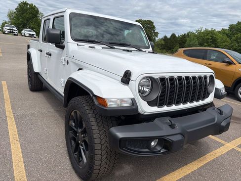 Used 2025 Jeep Gladiator Sport AWD/4WD image 1