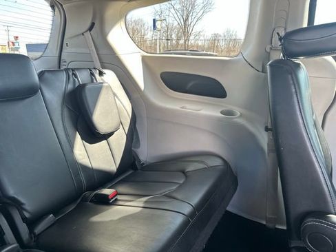 Used 2024 Chrysler Pacifica Touring-L image 13