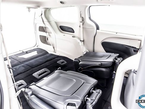 Used 2023 Chrysler Pacifica Touring-L image 36