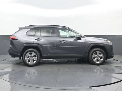Used 2022 Toyota RAV4 XLE w/ Convenience Package FWD image 2