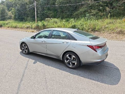 Used 2023 Hyundai Elantra SEL w/ Convenience Package FWD image 4