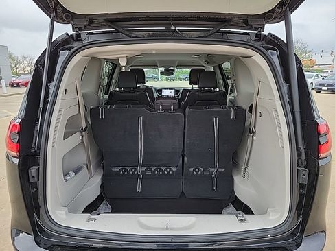 Used 2024 Chrysler Pacifica Touring-L image 14