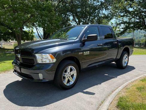 Used 2017 RAM 1500 Express w/ Express Value Package AWD/4WD image 3