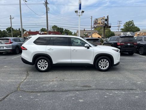 Used 2024 Toyota Grand Highlander AWD image 11