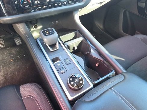 Used 2024 Nissan Pathfinder SV image 19