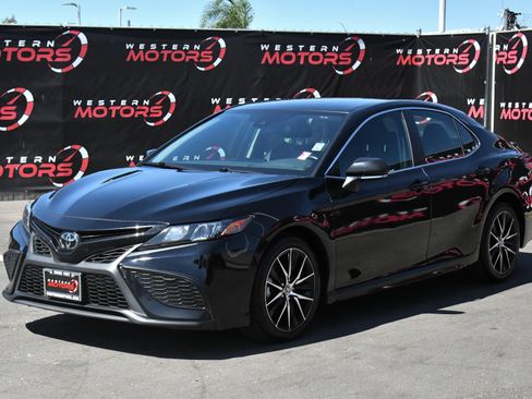 Used 2023 Toyota Camry SE FWD image 3