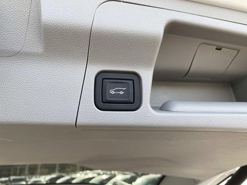 Used 2023 GMC Acadia SLT w/ Technology Package image 6