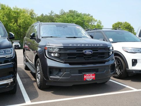 Used 2025 Ford Expedition Active AWD/4WD image 3