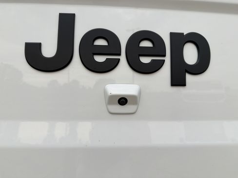 Used 2023 Jeep Gladiator Sport image 8