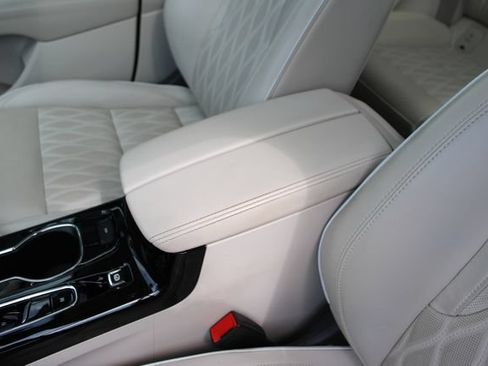 Used 2022 Buick Envision Avenir w/ Technology Package II FWD image 25