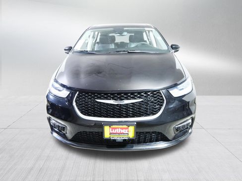 Used 2024 Chrysler Pacifica Touring-L image 2