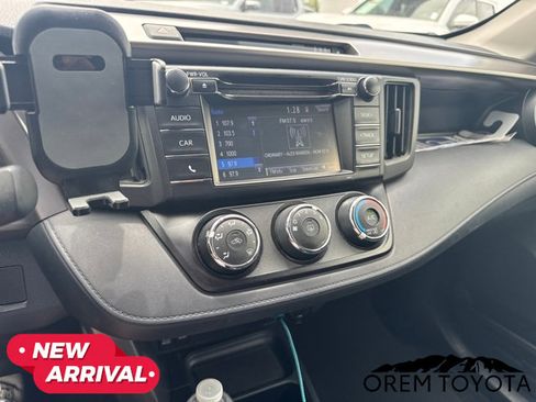 Used 2018 Toyota RAV4 LE w/ Carpet Mat Package AWD/4WD image 15