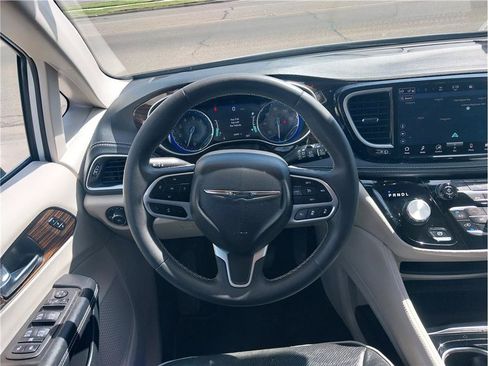 Used 2023 Chrysler Pacifica Limited FWD image 14