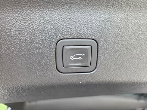 Used 2025 Chevrolet Suburban Premier AWD/4WD image 21