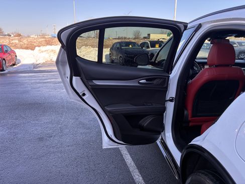 Certified 2024 Alfa Romeo Stelvio Veloce image 27