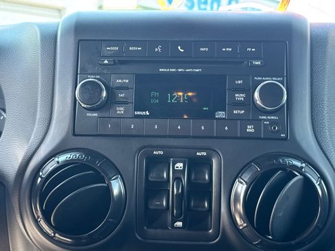 Used 2017 Jeep Wrangler Unlimited Rubicon AWD/4WD image 11