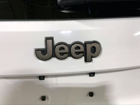 Used 2016 Jeep Grand Cherokee Laredo 75th Anniversary image 9