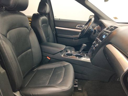 Used 2017 Ford Explorer XLT w/ Equipment Group 202A AWD/4WD image 21