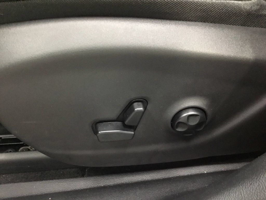Used 2019 Jeep Cherokee Latitude Plus w/ Cold Weather Group AWD/4WD image 9
