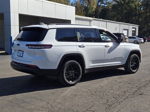 Used 2024 Jeep Grand Cherokee L Laredo image 3