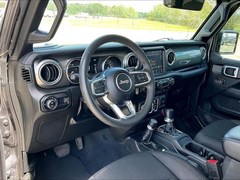Certified 2023 Jeep Gladiator Overland AWD/4WD image 13