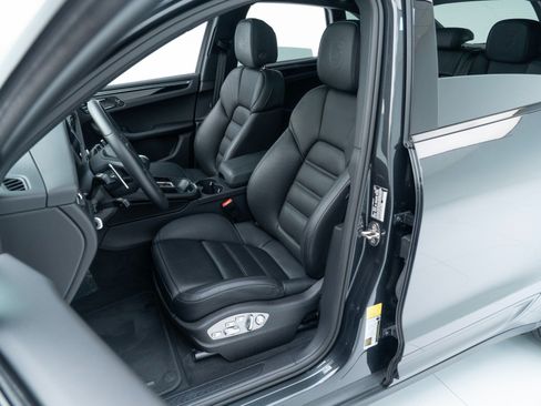 Certified 2026 Porsche Macan AWD/4WD image 5
