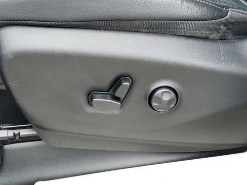 Used 2018 Chrysler Pacifica Touring-L FWD image 11