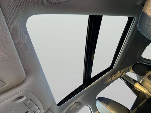 Used 2019 Nissan Rogue SL w/ Premium Package image 16