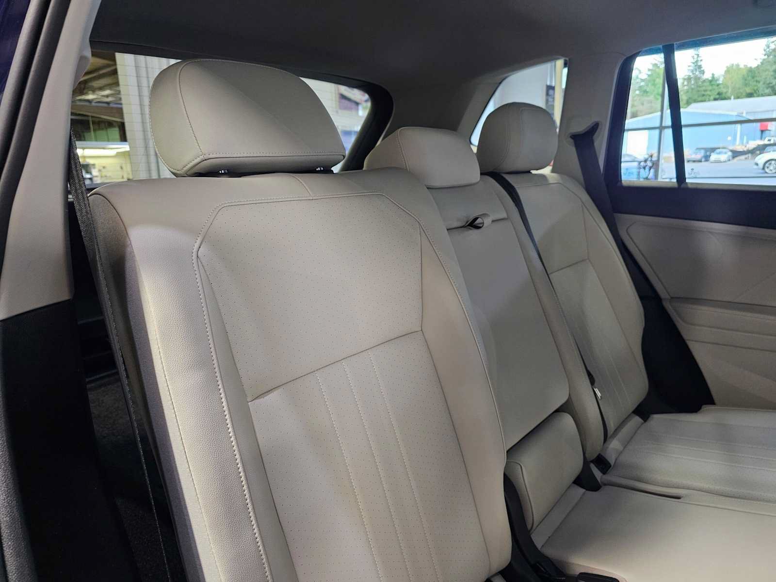 Used 2022 Volkswagen Tiguan SE w/ Panoramic Sunroof Package AWD/4WD image 13