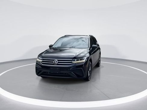 Certified 2022 Volkswagen Tiguan SE image 3