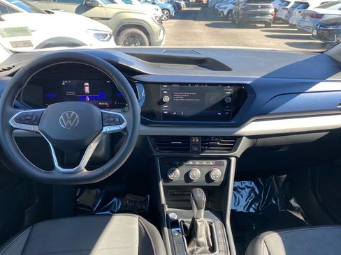 Used 2022 Volkswagen Taos SE w/ Panoramic Sunroof Package image 10