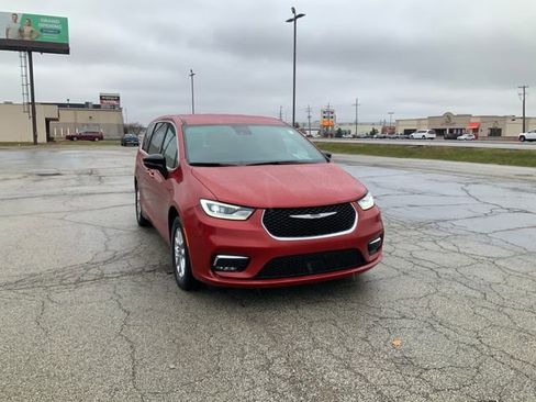 Used 2025 Chrysler Pacifica Select image 4