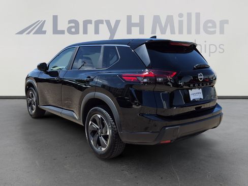 Used 2025 Nissan Rogue SV AWD/4WD image 3