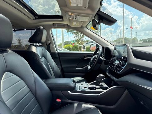 Used 2022 Toyota Highlander XLE FWD image 11