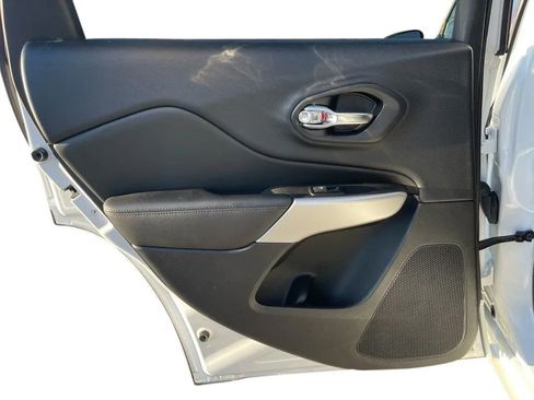 Used 2017 Jeep Cherokee Overland w/ Technology Group image 14