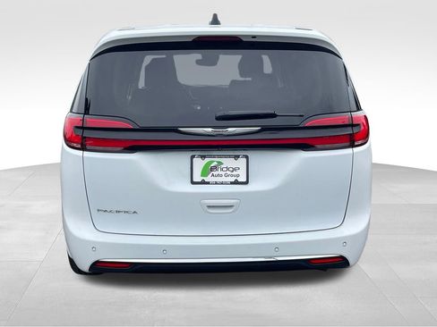 Used 2023 Chrysler Pacifica Touring-L FWD image 7
