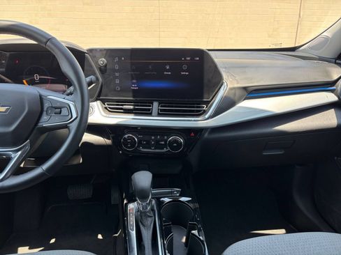 Used 2025 Chevrolet Trax LT w/ LT Convenience Package FWD image 17