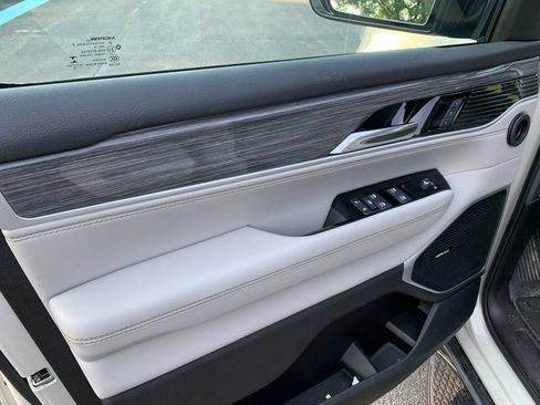 Used 2022 Jeep Wagoneer Series III w/ Rear Seat Video Group 1 AWD/4WD image 19