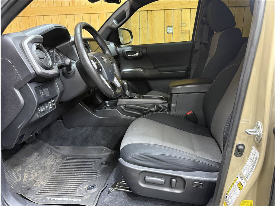 Used 2020 Toyota Tacoma TRD Off-Road w/ Technology Package AWD/4WD image 13