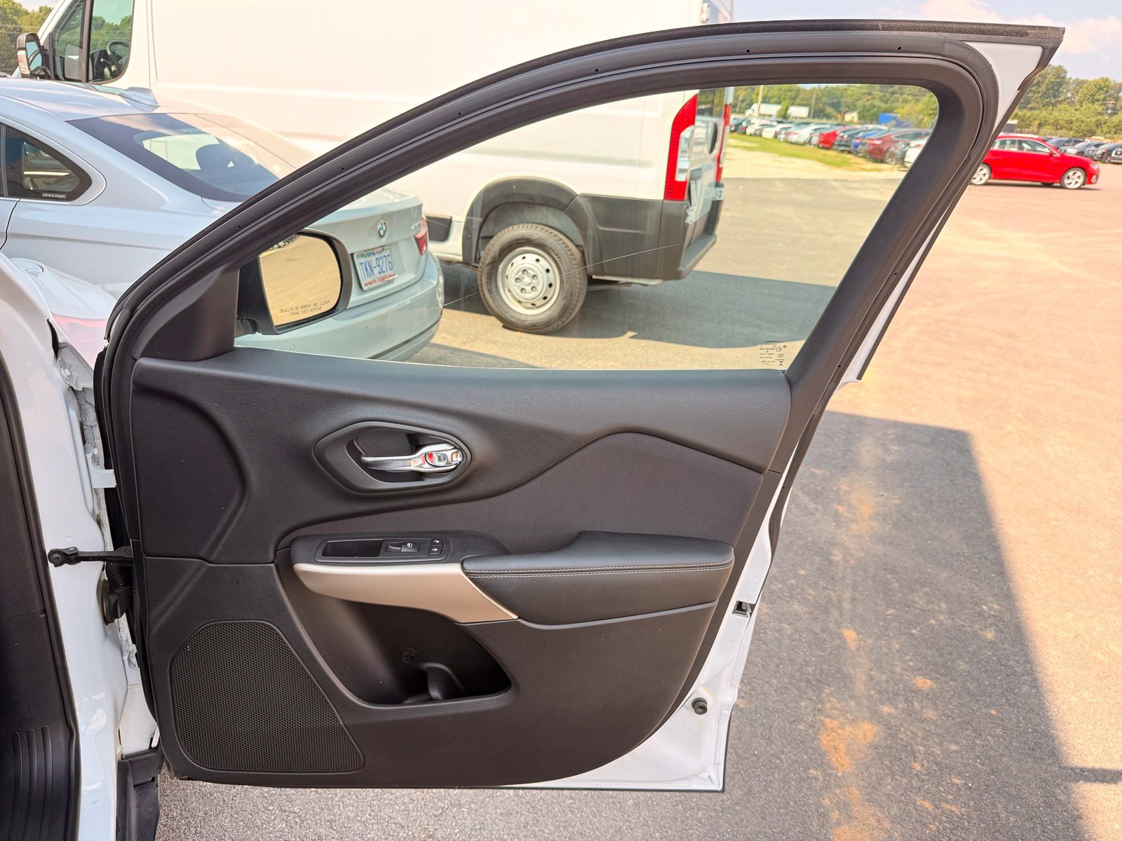 Used 2018 Jeep Cherokee Latitude w/ Safety Group AWD/4WD image 21