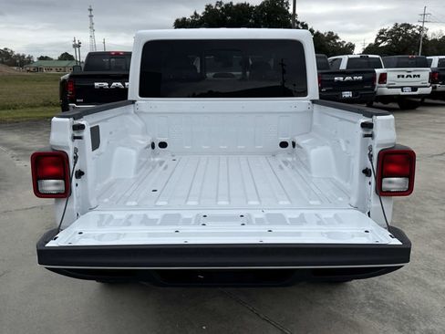 New 2025 Jeep Gladiator Sport image 11