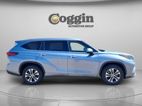 Used 2022 Toyota Highlander XLE image 8