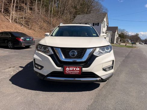 Used 2018 Nissan Rogue SL w/ Premium Package image 2
