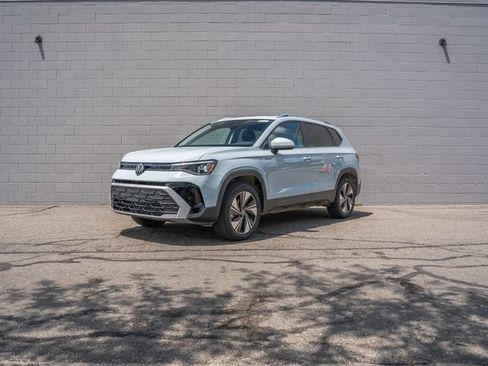 Used 2025 Volkswagen Taos SE w/ Panoramic Sunroof Package AWD/4WD image 1