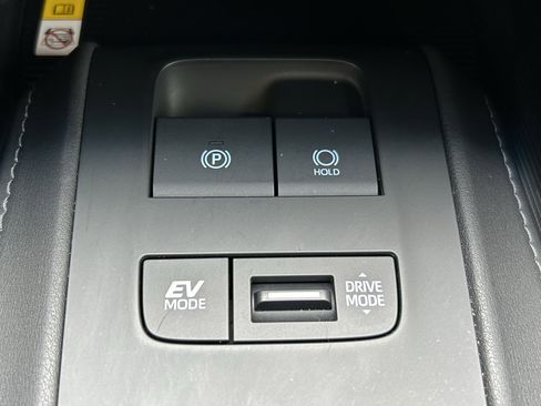 Used 2021 Toyota Venza XLE w/ Softex Package image 32