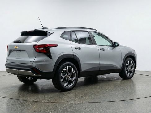 Used 2025 Chevrolet Trax LT FWD image 9