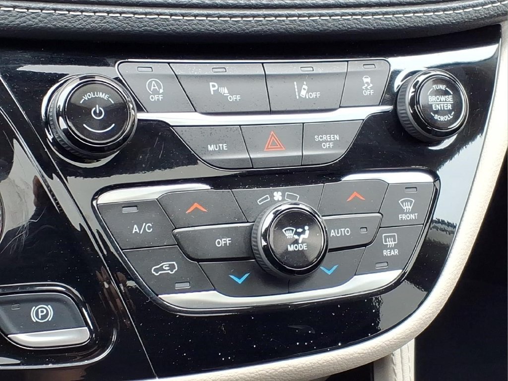 Used 2024 Chrysler Pacifica Limited FWD image 14