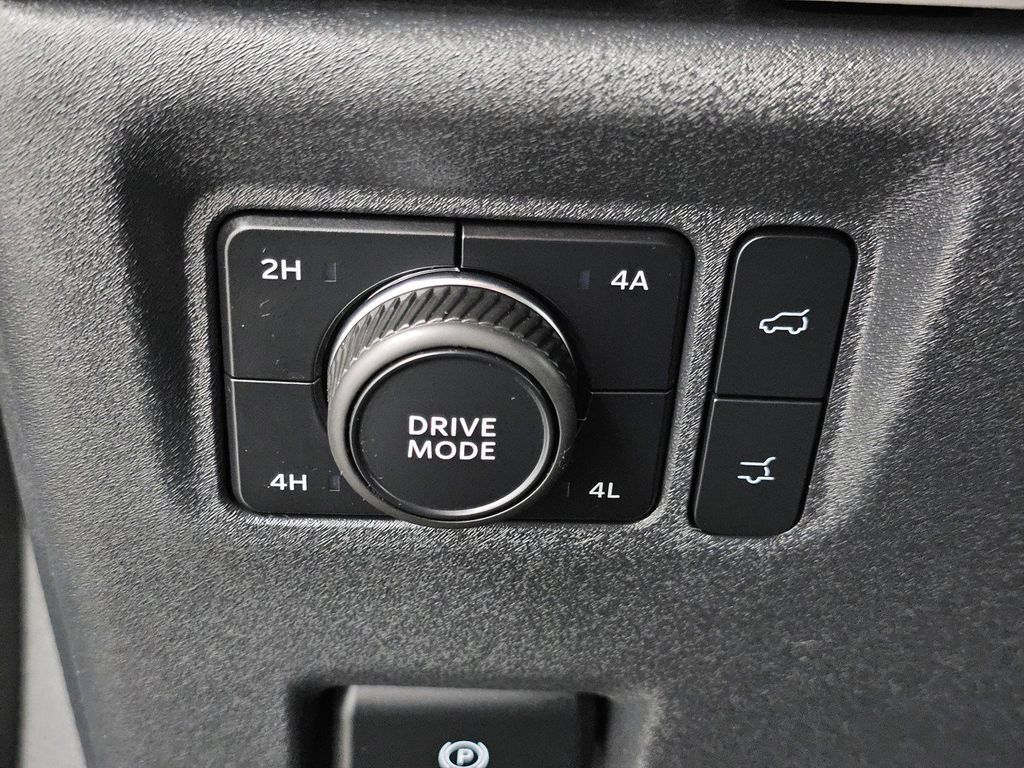 Used 2025 Ford Expedition Active AWD/4WD image 39