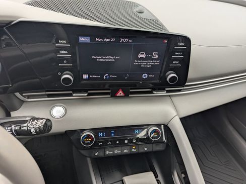 Used 2022 Hyundai Elantra SEL w/ Convenience Package FWD image 15